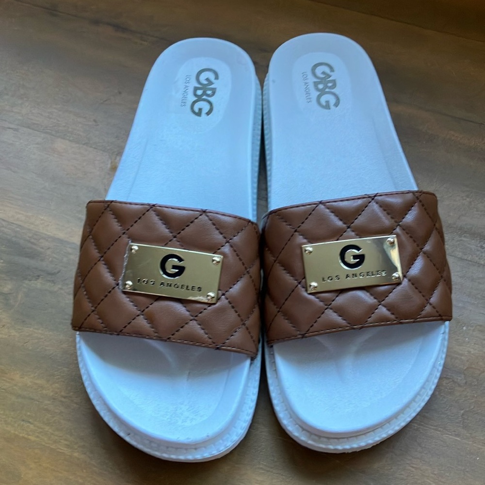 8M GBG LOS ANGELES TAN WHITE & GOLD SLIDES IN NICE USED CONDITION